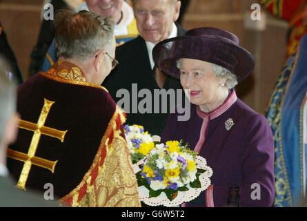 Königin Elizabeth II. Mit dem Herzog von Edinburgh wird während des Royal Maundy Service in Liverpools anglikanischer Kathedrale von Reverend Rupert Hoare begrüßt. Die Königin kam in Liverpool in einem lila Anzug mit einem rosa Besatz und passendem Hut, um an der alten Gründonnerstag Zeremonie teilzunehmen. Stockfoto