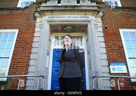 Kerry Boyd, 19, posiert vor dem Kent Polizeihauptquartier in Maidstone, Kent, an ihrem ersten Tag als Kents neue Jugendkommissarin nach der gestrigen Ankündigung ihrer Ernennung. Stockfoto