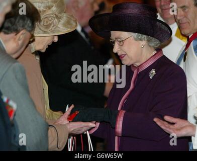 Queen Elizabeth II übergibt grüngeld an Rentner während des Royal Maundy Service in der Anglikanischen Kathedrale von Liverpool. Die Königin kam in Liverpool an, um mit einem violetten Anzug mit pinkfarbenem Besatz und passendem Hut an der uralten Gründonnerstag-Zeremonie teilzunehmen. Stockfoto