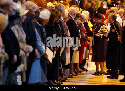 Königin Elizabeth II. Übergibt maundy-Geld während des Royal Maundy Service in Liverpools Anglikanischer Kathedrale. Traditionelle Maundy-Geschenkbörsen mit geprägten Münzen wurden an 78 Männer und 78 Frauen übergeben, die Zahl, die zum 78. Jahr der Königin ausgewählt wurde. Stockfoto