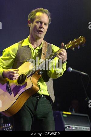 Chris Jagger spielt auf der Bühne während des Ronnie Lane Tribute Konzerts in der Royal Albert Hall im Zentrum von London. Stockfoto