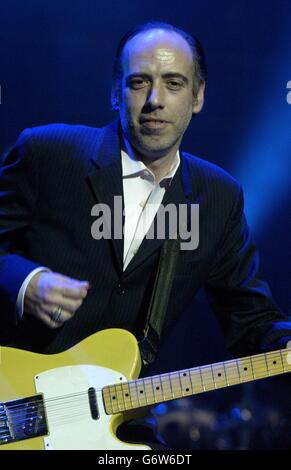 Mick Jones spielt auf der Bühne während des Ronnie Lane Tribute Konzerts in der Royal Albert Hall im Zentrum von London. Stockfoto