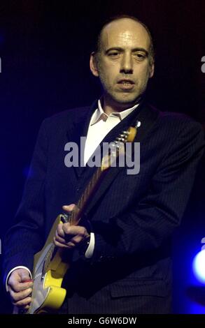 Mick Jones spielt auf der Bühne während des Ronnie Lane Tribute Konzerts in der Royal Albert Hall im Zentrum von London. Stockfoto