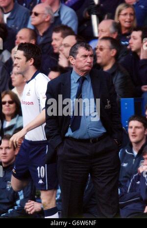 Tottenham Hotspur-Manager David Pleat beobachtet beim Barclaycard Premiership-Spiel in der White Hart Lane, London, wie sein Team mit Manchester City 1-1 gewinnt. Stockfoto