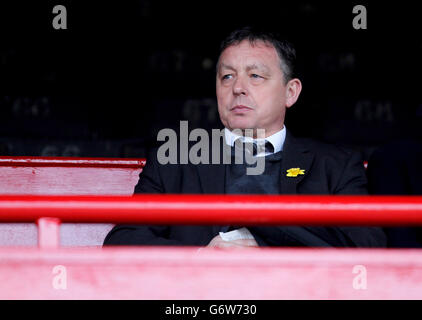 Fußball - Sky Bet Championship - Barnsley gegen Nottingham Forest - Oakwell. Billy Davies, Waldmanager von Nottingham, saß am Stand von Oakwell Stockfoto