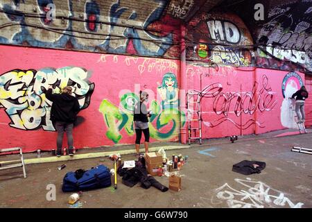 Graffiti Wandbild Rekord Versuch. Graffiti-Künstler versuchen, das größte Wandgemälde der Welt im Leake Street Tunnel in Waterloo, London, zu erschaffen. Stockfoto