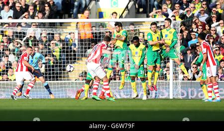 Marko Arnautovic (Mitte) von Stoke City schießt aus einem Freistoß Stockfoto