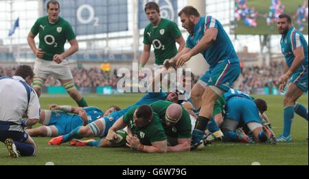 Der irische Cian Healy kann es beim RBS Six Nations-Spiel im Aviva Stadium, Dublin, Irland, versuchen. Stockfoto