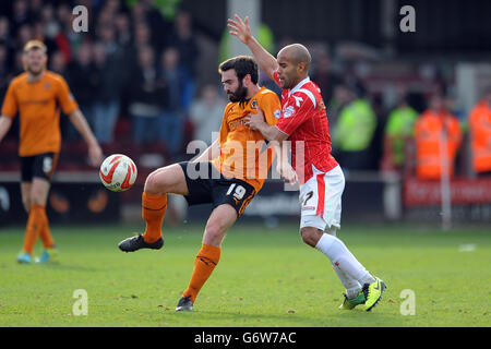 Wolverhampton Wanderers' Jack Price (links) und Walsall's Adam Chambers (rechts) kämpfen während des Sky Bet League One Spiels im Banks's Stadium, Walsall, um den Ball. Stockfoto