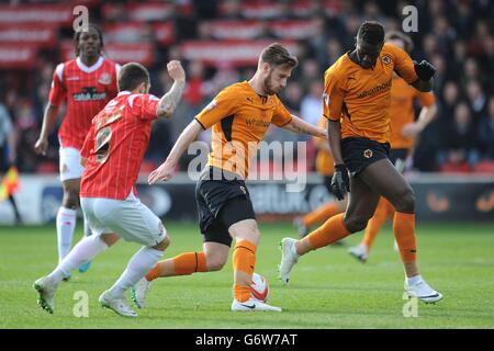 Wolverhampton Wanderers' James Henry (Mitte) läuft zwischen seinem Teamkollegen Bakary Sako (rechts) und Walsall's Milan Lalkovic (links) während des Sky Bet League One Matches im Banks's Stadium, Walsall. Stockfoto