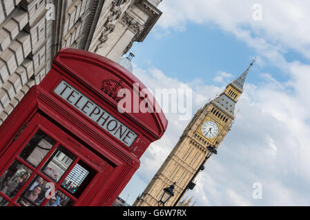 Rote Telefonzelle und Elizabeth Tower (Big Ben), Houses of Parliament Stockfoto