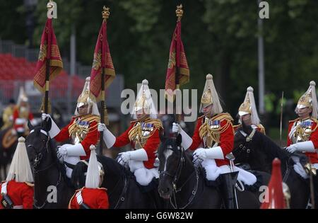 Kavallerie aus dem Rettungsschwimmergeschwader des haushaltseigenen Kavallerie-berittenen Regiments ziehen neue Guidons vor, die von HM the Queen auf der Pferderüterparade in London präsentiert wurden. HM nahm in ihrer Funktion als Oberst des Regiments Teil. Stockfoto