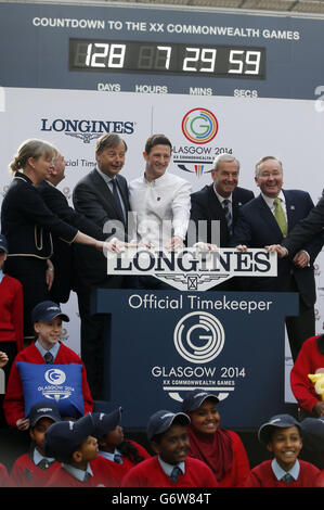 Die falsche Zeit wird auf der offiziellen Glasgow 2014 Countdown Clock in Glasgow Central Station, Schottland, angezeigt, wie es eingeschaltet wird (von links nach rechts) Minister für Sport Shona Robison, Vorsitzender der Commonwealth Games Schottland Michael Cavanagh, Longines Vice President Charles Villoz, Glasgow 2014 Botschafter Michael Jamieson, Glasgow 2014 Vorsitzender Lord Smith von Kelvin und Vorsitzender des Stadtrats von Glasgow Gordon Matheson. Stockfoto