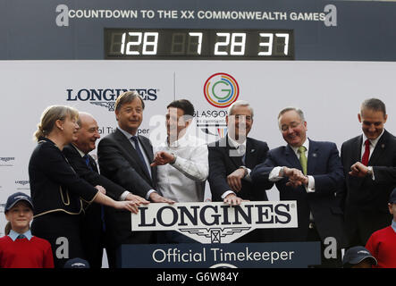 Die falsche Zeit wird auf der offiziellen Countdown-Uhr Glasgow 2014 im Hauptbahnhof von Glasgow, Schottland, angezeigt, da sie von (links nach rechts) Minister für Sport Shona Robison, Vorsitzender der Commonwealth Games, Schottland, Michael Cavanagh, Vizepräsident von Longines, Charles Villoz, Botschafter von Glasgow 2014, Michael Jamieson, Lord Smith von Kelvin, Vorsitzender von Glasgow 2014, Gordon Matheson, Vorsitzender des Stadtrats von Glasgow, und David Grevemberg, CEO von Glasgow 2014. Stockfoto