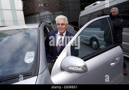 PR-Guru Max Clifford, 70, aus Hersham in Surrey, verlässt das Southwark Crown Court, wo er wegen insgesamt 11 Anklagepunkten wegen unanständigen Übergriffen auf sieben Frauen und Mädchen angeklagt wird. Stockfoto