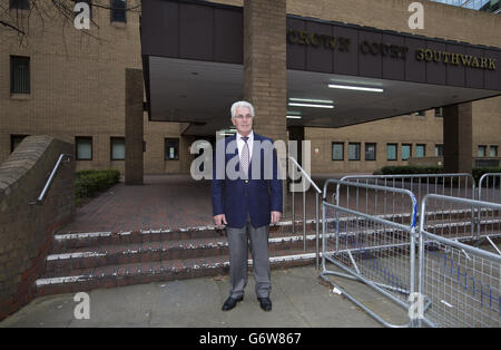 PR-Guru Max Clifford, 70, aus Hersham in Surrey, verlässt das Southwark Crown Court, wo er wegen insgesamt 11 Anklagepunkten wegen unanständigen Übergriffen auf sieben Frauen und Mädchen angeklagt wird. Stockfoto