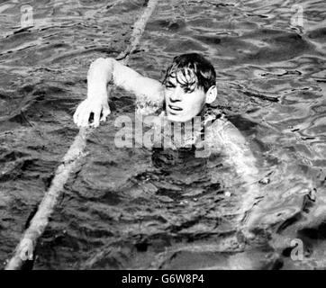 Johnny Weissmuller, tarzan von Hollywood Films, starb im Alter von 79 Jahren in Acapulco, Mexiko. Er war seit 1977 krank, als er einen Hirnschlag erlitt. Auf diesem Bild gewinnt Weissmuller (USA) das Finale des 400-Meter-Schwimmrennens bei den Olympischen Spielen in Paris am 19. Juli 1924. * auf diesem Bild gewinnt er das Finale des 400-Meter-Schwimmrennens bei den Olympischen Spielen in Paris. Stockfoto