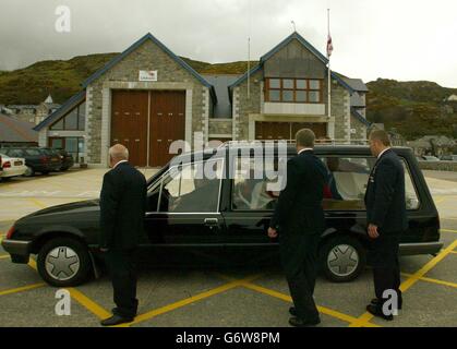 Der Sarg von Harbour Master Keith Allday passiert die Lifeboat-Station in Barmouth, Nordwales. Der 54-jährige Vater von fünf Kindern starb zusammen mit dem Kollegen Alan Massey, 37, dem stellvertretenden Hafenmeister und Steuermann, nachdem beide letzte Woche vor der Küste von Barmouth verschwunden waren. Die Ursache der Ertrinkungen wird derzeit untersucht. Die offizielle Eröffnung des neuen 1 Million RNLI-Hauptquartiers der Stadt, die am 20. April stattfinden sollte, wurde verschoben. Stockfoto