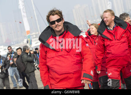 Ankunft der Invest Africa Yacht mit Skipper Rich Gould während des Round the World Yacht Race Zwischenstopps in Qingdao, China. Stockfoto