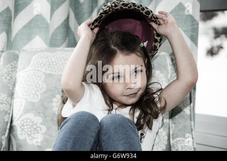 Kleinkind posiert mit einem coolen Hut. Stockfoto