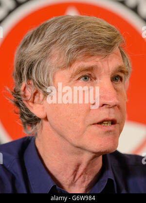 Roland Duchatelet, Inhaber von Charlton Athletic, spricht während einer Pressekonferenz im Valley. Stockfoto