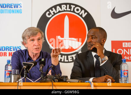 Fußball - Charlton Athletic - Roland Duchatelet Pressekonferenz - The Valley. Inhaber von Charlton Athletic Roland Duchatelet (links) und Charlton Athletic Manager Chris Powell während einer Pressekonferenz im Valley. Stockfoto