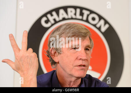 Roland Duchatelet, Inhaber von Charlton Athletic, spricht während einer Pressekonferenz im Valley. Stockfoto