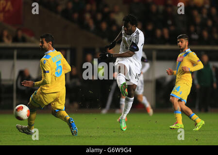 Fußball - UEFA Europa League - 32. Runde - Swansea City gegen Neapel - Liberty Stadium. Die Wilfried Bony von Swansea City schießt während des Spiels der UEFA Europa League, Runde 32 im Liberty Stadium, Swansea, auf das Tor. Stockfoto