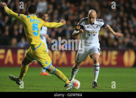 Jonjo Shelvey von Swansea City überspringt während des UEFA Europa League-Spiels der 32. Runde im Liberty Stadium in Swansea das Tackle von Napoli Miguel Britos. Stockfoto