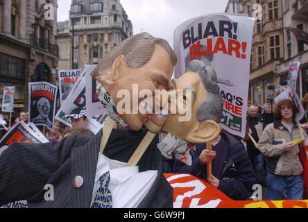 Demonstranten versammeln sich auf dem Trafalgar Square Stockfoto