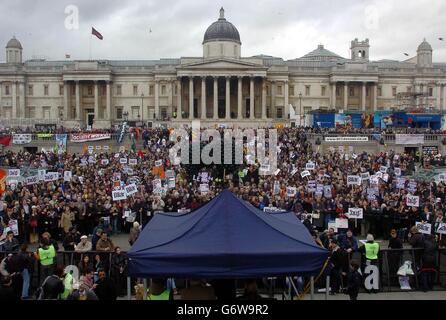 Demonstranten versammeln sich am Trafalgar Square im Zentrum von London, nachdem sie aus Protest gegen die angebliche Illegalität des Krieges gegen den Irak und die fortgesetzte Besetzung des ölreichen Landes aus dem Hyde Park marschiert sind. Der marsch findet am Tag des 1. Jahrestages des Krieges mit dem Irak statt. Stockfoto