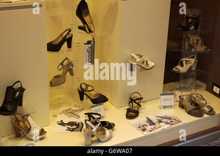 Frauen-Luxus-High-Fashion Schuhe Schaufenstern in Turin Fashion Avenue, Via Lagrange Stockfoto