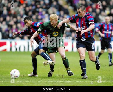 Gary holt von Norwich City (Mitte) wird von Julian Gray von Crystal Palace und Neil Shipperley (rechts) während ihres Nationwide Division One-Spiels im Selhurst Park, London, am 20 2004. März geschlossen. KEINE INOFFIZIELLE CLUB-WEBSITE. Stockfoto