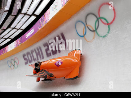 Niederlande NED-1, pilotiert von Esme Kamphuis mit der Bremserin Judith Vis beim Frauen-Bobfahren während der Olympischen Spiele 2014 in Sotschi, Russland. DRÜCKEN Sie VERBANDSFOTO. Bilddatum: Mittwoch, 19. Februar 2014. Siehe PA Geschichte OLYMPICS Bobsleigh. Bildnachweis sollte lauten: David Davies/PA Wire. EINSCHRÄNKUNGEN: Nur für Nachrichtendienste. Nur für redaktionelle Zwecke. Keine Videoemulation. Stockfoto