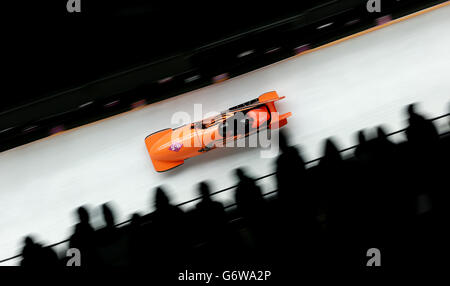 Niederlande NED-1, pilotiert von Esme Kamphuis mit der Bremserin Judith Vis beim Frauen-Bobfahren während der Olympischen Spiele 2014 in Sotschi, Russland. DRÜCKEN Sie VERBANDSFOTO. Bilddatum: Mittwoch, 19. Februar 2014. Siehe PA Geschichte OLYMPICS Bobsleigh. Bildnachweis sollte lauten: David Davies/PA Wire. EINSCHRÄNKUNGEN: Nur für Nachrichtendienste. Nur für redaktionelle Zwecke. Keine Videoemulation. Stockfoto