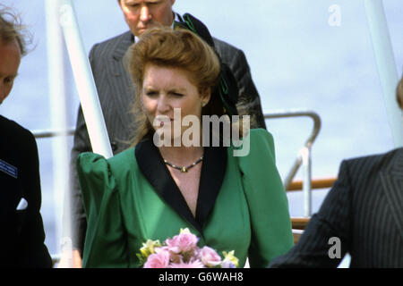 Sarah Ferguson, die Prinz Andrew am 23. Juli vermählt, hat einen großen Bogen im Haar, als sie durch Southampton spaziert, nachdem sie das Segelschulschiff „Lord Nelson“ genannt hatte. Stockfoto