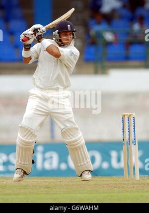 Der englische Schläger Mark Butcher trifft den Ball für 4 Läufe, am dritten Tag des 2. Tests im Queen's Park Oval, Port of Spain, Trinidad. Stockfoto