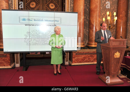 Die Königin hört zu, wie der World Wide Web-Erfinder Sir Tim Berners-Lee eine Rede zum Start der neuen britischen Monarchie-Website hält. Stockfoto