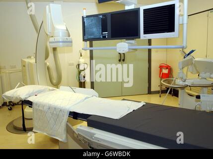 Angiogrammgeräte in der Herzeinheit des Whipps Cross Hospital im Osten Londons. Stockfoto