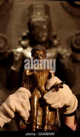 Eine seltene Buddha-Sakyamuni-Statue aus dem 7. Jahrhundert, die gemeinsam vom British Museum und dem Victoria and Albert Museum erworben wurde und im V&A ausgestellt ist Der Buddha wird ab März 25 für drei Monate in der indischen Skulpturengalerie im V&A zu sehen sein. Anschließend wird es im British Museum ausgestellt und anschließend nach Birmingham, Bradford, Leicester und Exeter als Herzstück einer Leihausstellung indischer buddhistischer Skulpturen geführt. Stockfoto