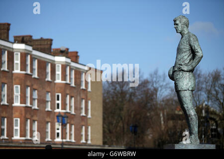 Fußball - Barclays Premier League - Chelsea gegen Everton - Stamford Bridge. Eine Statue des ehemaligen Spielers Peter Osgood vor der Stamford Bridge Stockfoto