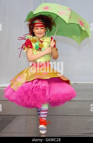 Ein Kinderoutfit von Laura Susannah Price aus Wrexham wurde bei der Alternative Fashion Week auf dem Old Spitalfields Market im Osten Londons modelliert. Die Kollektion ist von zuckerfarbenen Kinderkleidung. Mehr als 60 junge Designer wurden ausgewählt, um ihre Arbeit auf der Veranstaltung zu zeigen, die ein Forum für Textil- und Modehabgänger bietet, um ihre Arbeit direkt der Presse, der Öffentlichkeit und der Modeindustrie zu präsentieren. Stockfoto