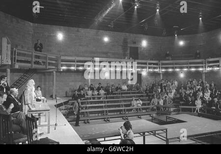 Dame Sybil Thorndike spricht bei der Eröffnung des Young Vic, das als erstes speziell angefertigtes Theater für junge Menschen in Großbritannien beschrieben wird, in The Cut, Waterloo Road, London. Stockfoto