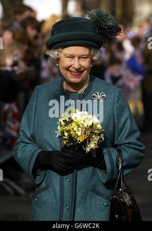 Königin Elizabeth II wird von Wellwishern bei einem Spaziergang auf der Promenade im Stadtzentrum von Cheltenham begrüßt. Früher besichtigten die Königin und der Herzog von Edinburgh das Cheltenham Ladies' College in Gloucestershire, wo die Königin Mutter bei einem Besuch im Jahr 1954 einen Magnolienbaum gepflanzt hatte. Stockfoto