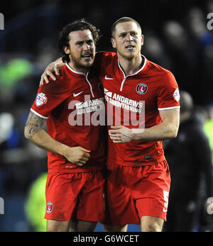 Lawrie Wilson von Charlton Athletic (links) und Michael Morrison (rechts) feiern nach dem letzten Pfiff gegen Sheffield am Mittwoch. Stockfoto