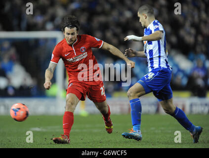 Giles Coke (rechts) von Sheffield Wednesday und Lawrie Wilson (links) von Charlton Athletic kämpfen um den Ball. Stockfoto