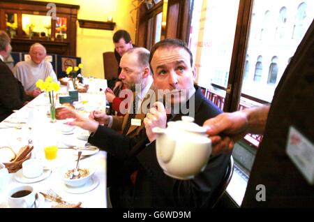 Der irische Minister für Gesundheit und Kinder, Micheal Martin, frühstückte am ersten Tag des Rauchverbots am Arbeitsplatz im Bewleys Cafe in Dublin. Der Minister sagte, dass das Rauchverbot enorme Auswirkungen auf die Gesundheit und das Leben von Tausenden im ganzen Land haben würde und sagte, er fühle eine gewisse Erleichterung, dass Mitternacht vergangen sei und dass die Arbeit an der Maximierung der Einhaltung des Verbots beginnen könnte. Stockfoto