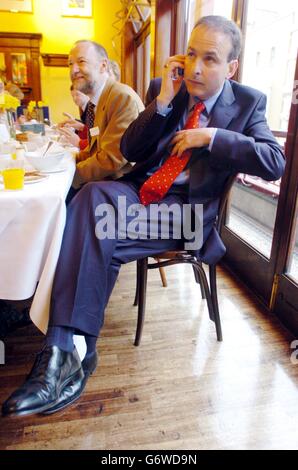 Der irische Minister für Gesundheit und Kinder, Micheal Martin, frühstückte am ersten Tag eines nationalen Rauchverbots am Arbeitsplatz im Bewleys Cafe in Dublin. Der Minister sagte, dass das Rauchverbot enorme Auswirkungen auf die Gesundheit und das Leben von Tausenden im ganzen Land haben würde und sagte, er fühle eine gewisse Erleichterung, dass Mitternacht vergangen sei und dass die Arbeit an der Maximierung der Einhaltung des Verbots beginnen könnte. Stockfoto