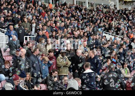 West Ham United Fans in den Tribünen, während vor dem Spiel Blasen veröffentlicht werden Stockfoto