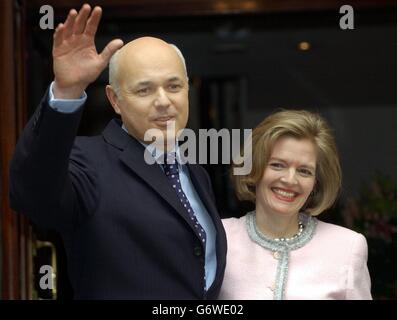 Der konservative Abgeordnete und ehemalige Oppositionsführer Iain Duncan Smith spricht mit seiner Frau Betsy im Zentrum von London zu den Medien. Duncan Smith wurde von Fehlverhalten in der Reihe "Betsygate" befreit, nachdem der Ausschuss für Standards und Privilegien Beschwerden zurückgewiesen hatte, dass er seine Frau unrechtmäßig als Sekretärin angestellt habe. Stockfoto